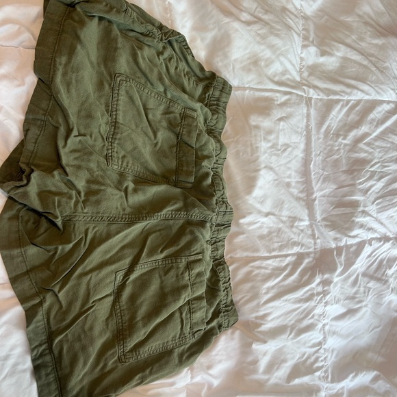 Green linen Gap Shorts - Picture 2 of 4